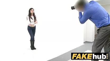 Muškarac je ispunio usta jebacina na poslu vrućom spermom azijske pilića u školskoj uniformi