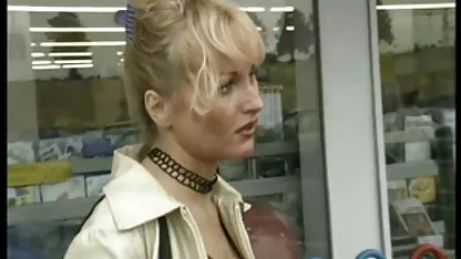 Gloria usisava dildo jebacina sa komsinicom s kremom kroz rupu u zidu