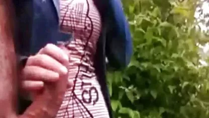 Dvije snažne kuje dominiraju matorke jebacina nad jednim čovjekom i jebu ga straponom u guzici